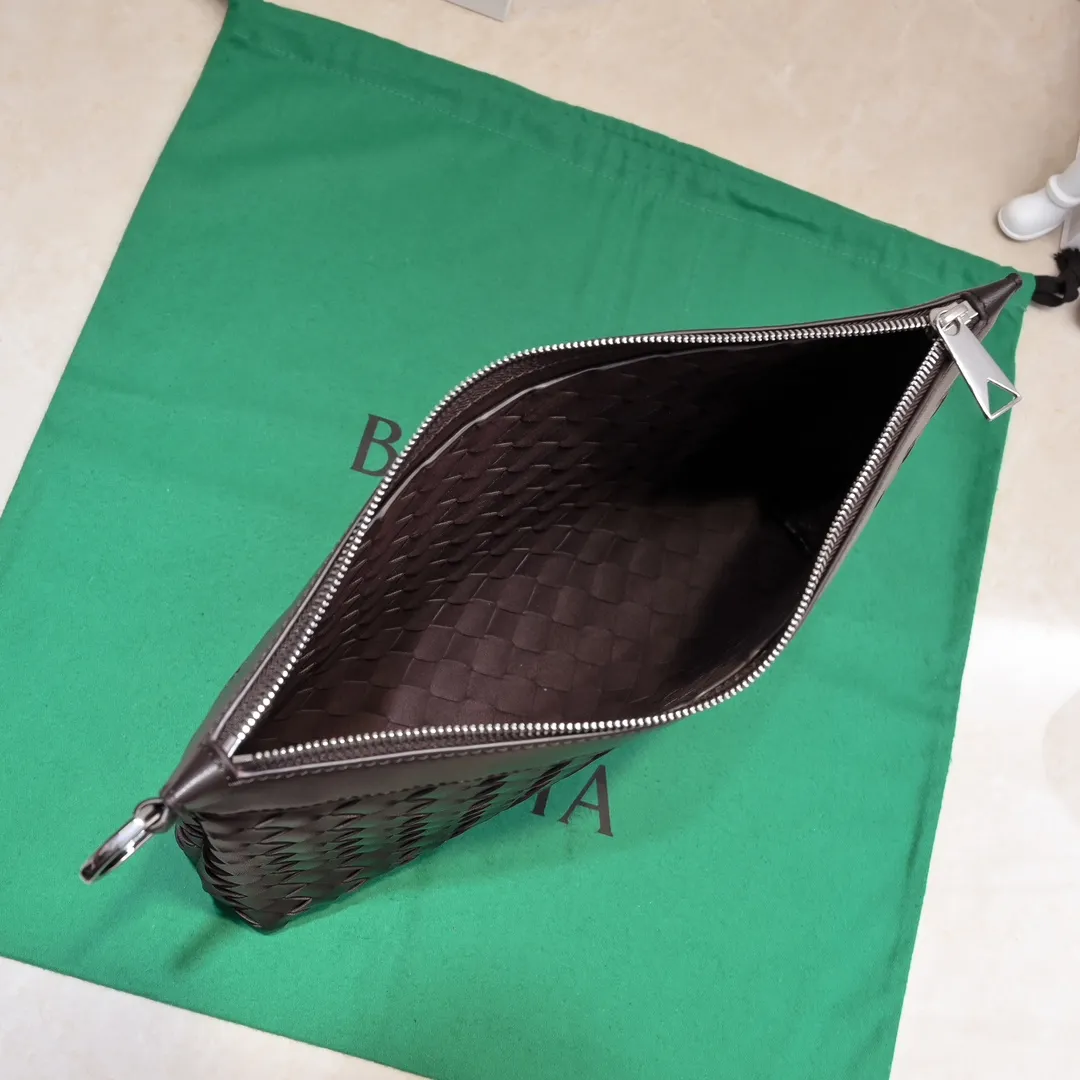 Batch 1360 Bottega Veneta's Bottega Veneta handbag transforms into a man in seconds ⌨️The texture is great! The weaving process is exquisite, simple and elegant, and it perfectly matches any clothes! Whether you are out on the street or on a date, it can instantly improve your overall taste. It can not only hold your wallet and mobile phone, but also the charm of your male god. Style number: 6518 Size: 33*22*7cm